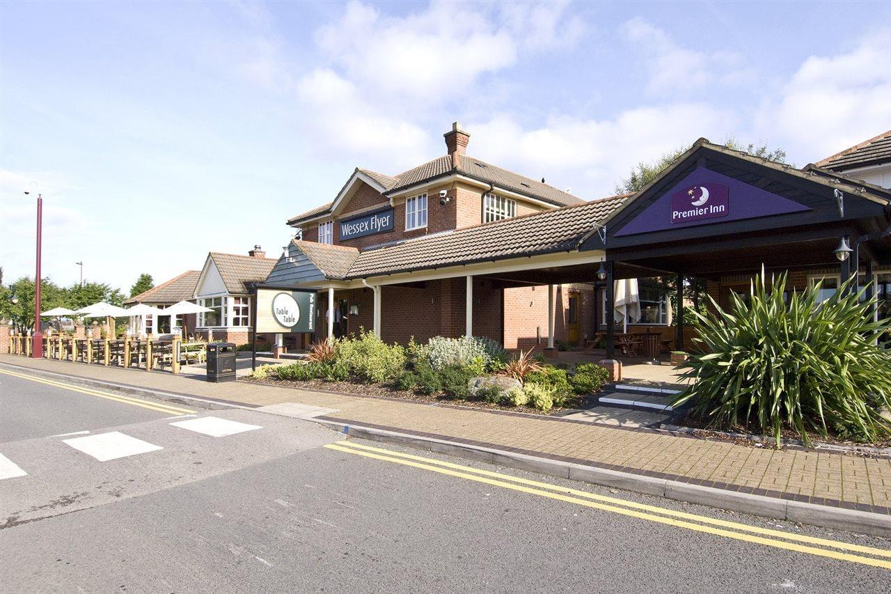 Premier Inn Bristol South ภายนอก รูปภาพ
