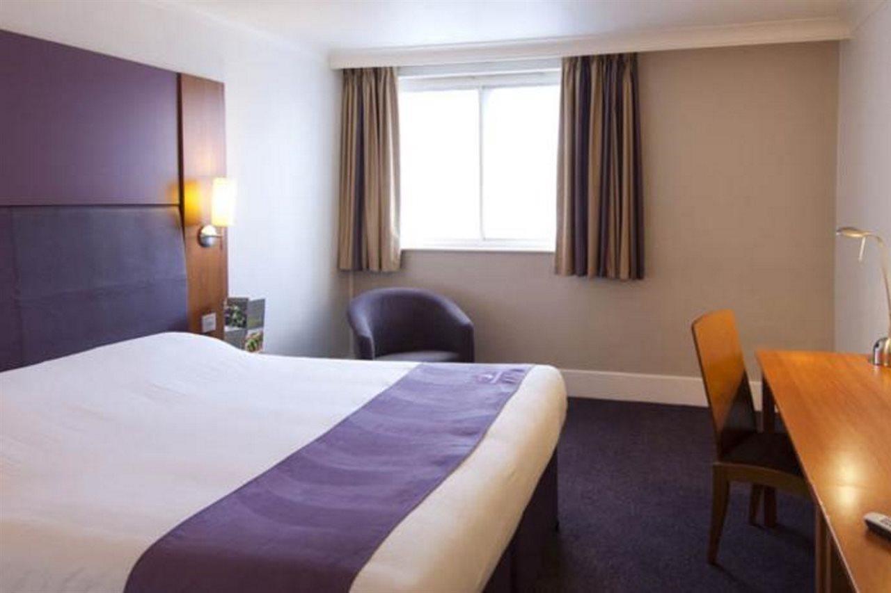 Premier Inn Bristol South ภายนอก รูปภาพ