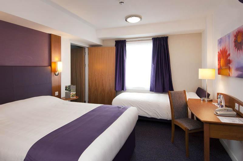 Premier Inn Bristol South ภายนอก รูปภาพ